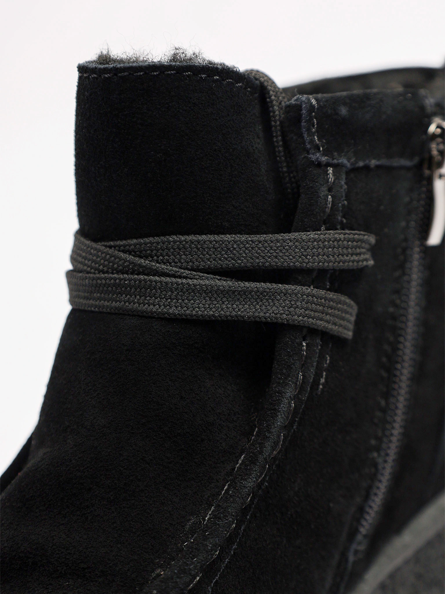 Ботинки черного цвета из натуральной замшы на средней платформе